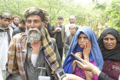 Lal Bibi, entre su abuelo y su madre, en Kunduz.