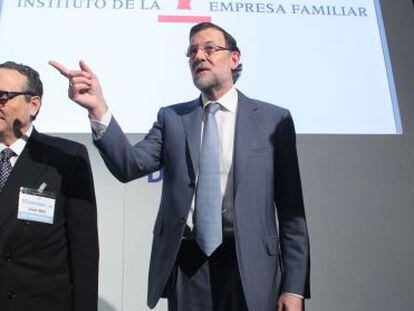 El presidente del Instituto de la Empresa Familiar (IEF), Javier Moll, y el presidente del Gobierno, Mariano Rajoy, en un acto celebrado el pasado  mes de abril. 