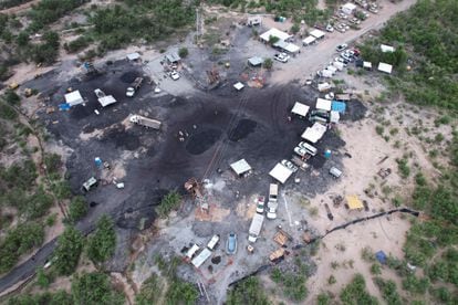 Vista aérea de los equipos de rescate y los tres pozos en la mina de Las Conchas, en Coahuila. 