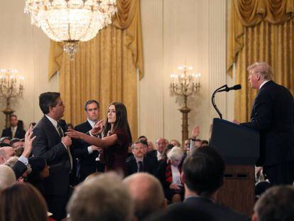 Incidente entre el presidente Trump y el periodista Jim Acosta, este miércoles. 