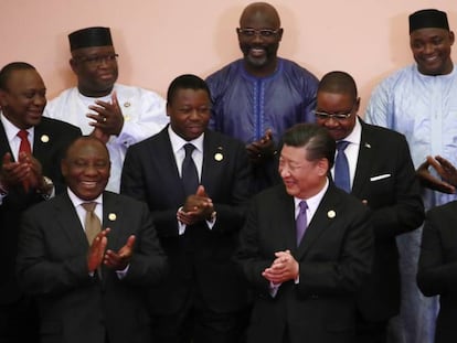 Xi Jinping con un grupo de mandatarios africanos en el Foro de Cooperación China-África.