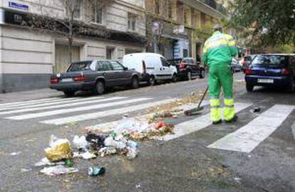 Un operario del servicio de limpieza trabaja en las calles de Madrid. EFE/Archivo