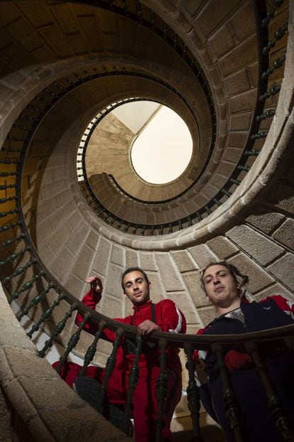 Cibrán (chándal rojo) y Chicho, integrantes del dúo de trap Boyanka Kostova, en la triple escalera helicoidal del antiguo convento de San Domingos de Bonaval, en Santiago de Compostela (97.000 habitantes), que acoge el Museo do Pobo Galego.