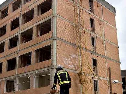 El brazo de la grúa cayó sobre dos casas de planta baja.