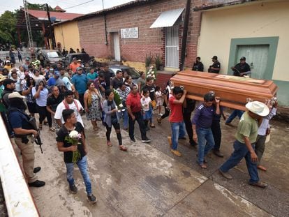Pobladores de San Miguel Totolopan en una caravana fúnebre de víctimas asesinadas por un comando armado, en octubre de 2022.