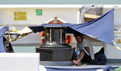 Uno de los migrantes a bordo del 'Diciotti' este jueves en el puerto de Catania (Italia).