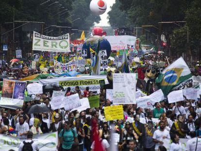 Activistas participan en una marcha de Greenpeace por las calles de R&iacute;o.