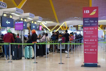 Varias personas esperan para embarcar y facturar en la zona de salidas de la Terminal 4 del Aeropuerto Madrid-Barajas Adolfo Suárez, este sábado.