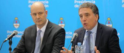 El presidente del Banco Central de la República Argentina (BCRA), Federico Sturzenegger (i) y el ministro de Hacienda argentino, Nicolás Dujovne (d), ofrecen una rueda de prensa tras la firma de un acuerdo con el FMI. 