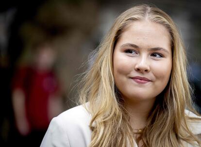 La princesa Amalia de los Países Bajos posa a su llegada a la universidad de Ámsterdam, donde inició sus estudios el 5 de septiembre de 2022.