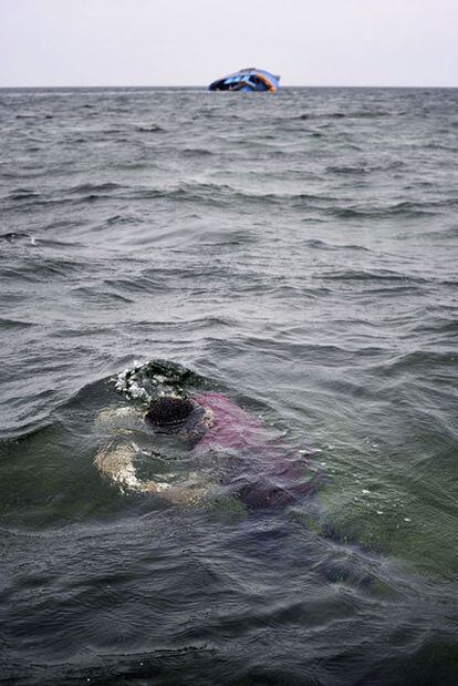 El cuerpo de una de las víctimas flota cerca del lugar del naufragio.