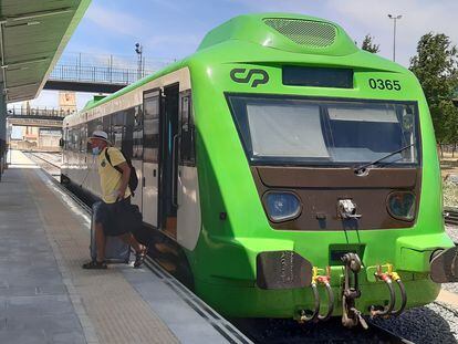 Un viajero desciende del tren de Comboios de Portugal que cubre la línea entre Entroncamento y Badajoz, a finales de junio.
