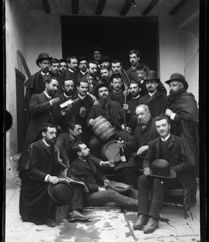 Fotografía de Cajal de su club de amigos en Valencia, hacia 1887.