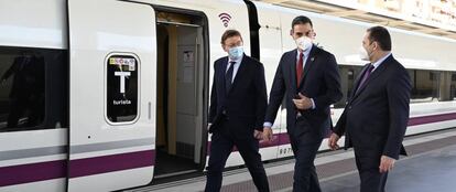 El presidente del Gobierno, Pedro Sánchez, esta mañana entre el presidente de la Comunidad Valenciana, Ximo Puig, y el ministro de Transportes, José Luis Ábalos.