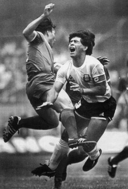 Maradona y Kim Young, en el partido Argentina-Corea del Sur del Mundial de México de 1986.
