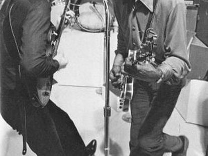 John Lennon, izquierda, y Chuck Berry.