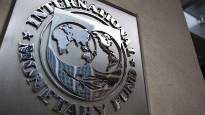 Logotipo del Fondo Monetario Internacional en su sede en Washington.