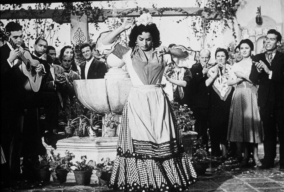 Lola Flores bailando en la película 'La niña de la Venta', dirigida por Ramón Torrado en 1951.
