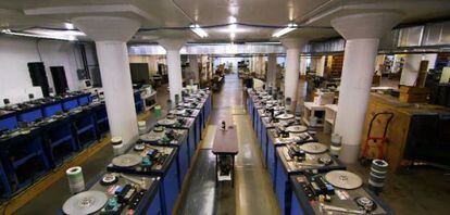 Interior de la fábrica de casetes de audio de National Audio Company.