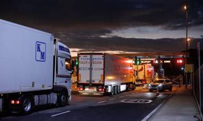 Varios camiones entran a Mercamadrid la pasada madrugada.