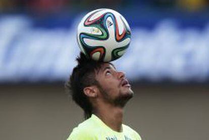 Neymar, en un entrenamiento con su selecci&oacute;n. 