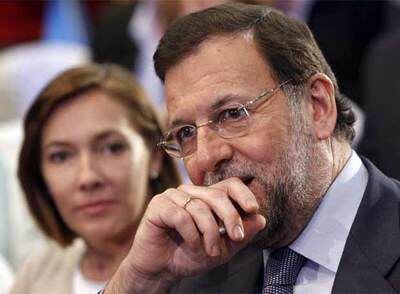 Mariano Rajoy, con su esposa en segundo plano, durante el mitin de ayer en Córdoba.