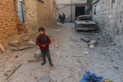 Un niño observa las ruinas de la casa en la que vivía en Douma, Damasco (Siria), tras ser impactada por una bomba que mató a su hermana.