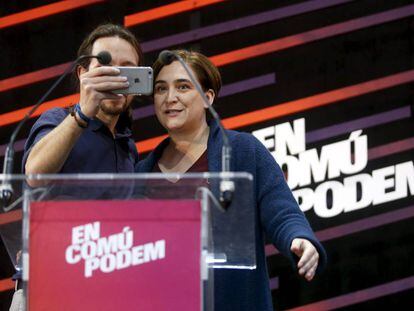 Pablo Iglesias y Ada Colau graban un v&iacute;deo durante un acto en Badalona de la campa&ntilde;a electoral al 20-D.   