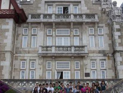 Estudiantes ante el palacio de la Magdalena, sede de la UIMP en Santander.