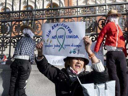 Una mujer muestra un cartel durante la protesta del campo delante del Ministerio de Agricultura, este miércoles.