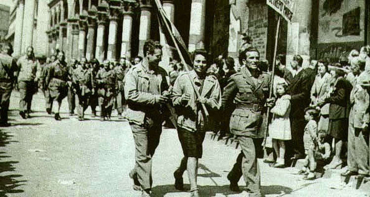Partisanos en Milán tras la liberación del fascismo.