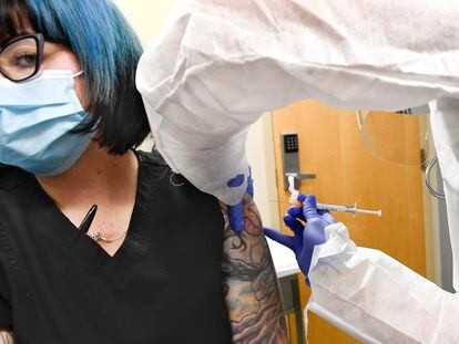 Una voluntaria recibe la primera dosis de vacuna mRNA-1273 dentro del ensayo clínico financiado por el Gobierno de EE UU que arrancó este lunes.