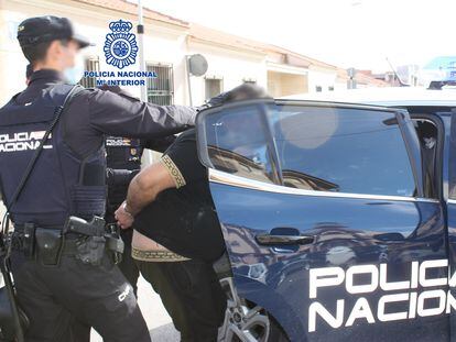 Agentes de la Policía Nacional detienen a dos traficantes en Murcia.