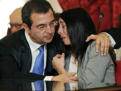 Raquel Gago llora sobre el hombro de su abogado, Ferm&iacute;n Guerrero, tras conocer el veredicto.