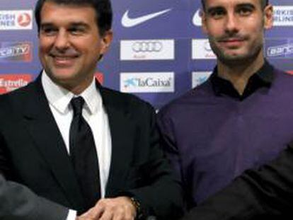 El presidente del Barcelona F. C., Joan Laporta, y el entrenador Josep Guardiola.