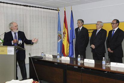 Arias Cañete (izquierda) preside la toma de posesión de El Barkani (primero por la derecha).