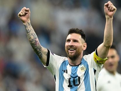 Leo Messi celebra la victoria ante Croacia este martes en el estadio Lusail, en el norte de Doha (Qatar).