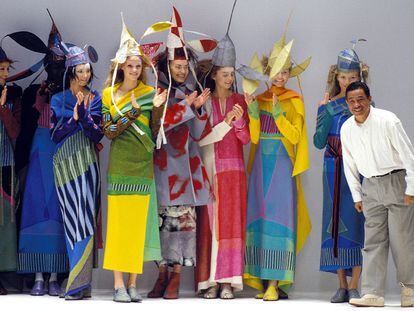Issey Miyake saluda tras su desfile de la temporada otoño-invierno en París, en 1997.