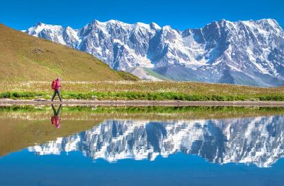 Lago de montaña en la ruta entre Mestia y Ushguli, en la región de Svanetia (Georgia), con los picos nevados del Caúcaso de fondo.