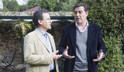 El nacionalista Xavier Vence y el socialista José Ramón Gómez Besteiro, en una reunión en Santiago.