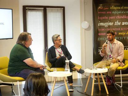 Ruiz Mantilla, Celaya y Cisneros charlan en el Hay.