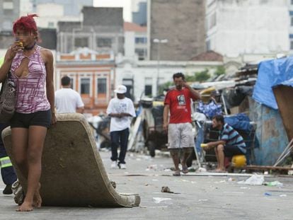 Personas sin hogar en Cracolandia, en São Paulo.