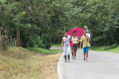 Mujeres caminan por una ruta adoquinada en Jinotega, Nicaragua