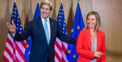 John Kerry y Federica Mogherin, este lunes en Bruselas.