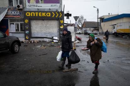 Dos mujeres en una calle de Borodianka, este sábado.
