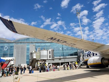 Embarque a pie de pista de un vuelo de Ryanair con destino a Santiago de Compostela, en septiembre de 2022.