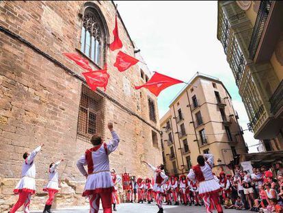 Portabanderes durant les festes de Tortosa (Tarragona).