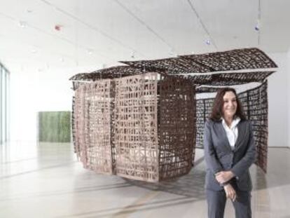 Cristina Iglesias posa en el Centro Botín con una de sus obras.