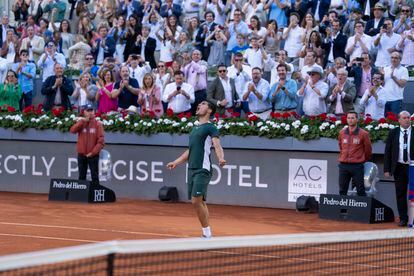 Alcaraz celebra su victoria en la final del Mutua Madrid Open. 