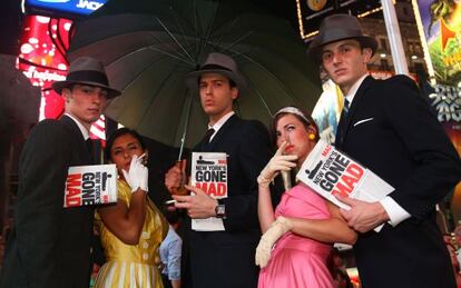 Modelos caracterizados durante el estreno de una de las temporadas de 'Mad Men' en la pantalla gigante de Times Square, Nueva York.
